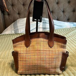 Fossil leather and multi woven handbag. It is adorable and it’s a big girl.